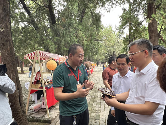 泰安市副市长冯能斌在泰安市文旅局党组书记李洪洲陪同下莅临芝人堂展位视察